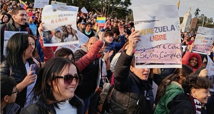 Miles de venezolanos se manifestaron en diferentes países durante la jornada de votación en su país, cuyos resultados da como ganador al actual gobernante Nicolás Maduro.