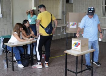 Comienzan a cerrar los centros de votación activados para las presidenciales de Venezuela