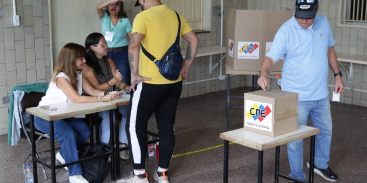 Comienzan a cerrar los centros de votación activados para las presidenciales de Venezuela