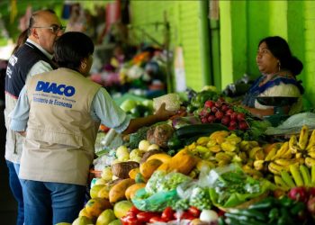 Verificaicón de precios en mercados por parte de la Diaco.