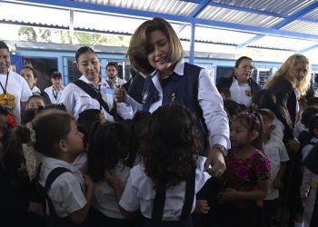 Vicepresidenta Karin Herrera con estudiantes de la escuela. / Foto: Vicepresidencia de la República.