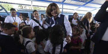 Vicepresidenta Karin Herrera con estudiantes de la escuela. / Foto: Vicepresidencia de la República.