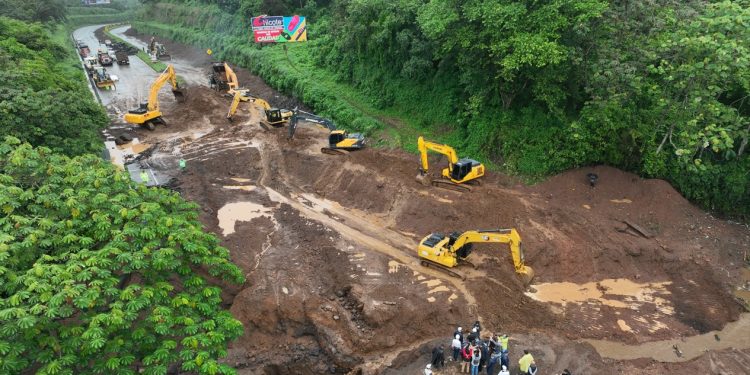 Hundimiento por lluvias en tramo Palín-Escuintla. /Foto: SCSP