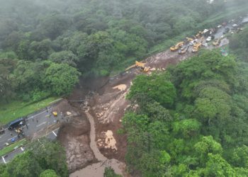 Hundimiento en autopista Palín-Escuintla continúan en trabajos de reparación. /Foto: Alex Salazar.
