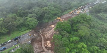 Hundimiento en autopista Palín-Escuintla continúan en trabajos de reparación. /Foto: Alex Salazar.