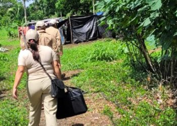 SOSEP y MSPAS visitaron a familias en El Estor, Izabal, en prevención del dengue. /Foto: SOSEP.