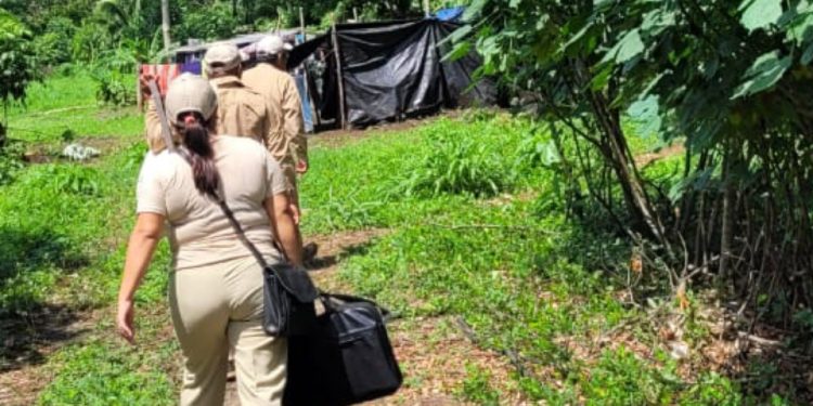 SOSEP y MSPAS visitaron a familias en El Estor, Izabal, en prevención del dengue. /Foto: SOSEP.