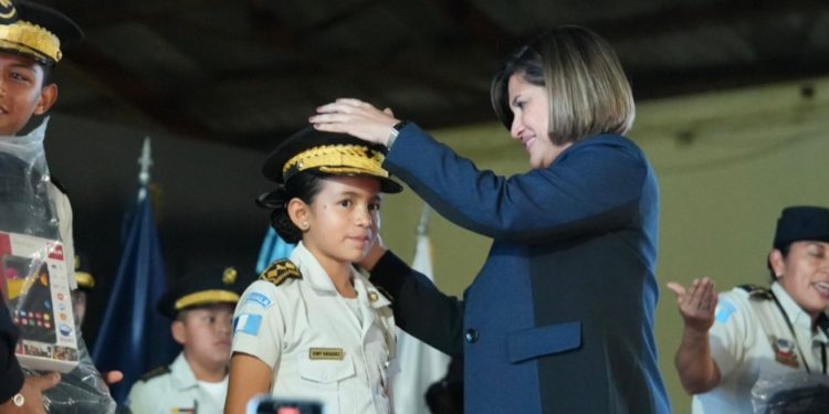Vicepresidenta Karin Herrera participó en la elección de la Niña Directora de la PNC. /Foto: Vicepresidencia de la República.