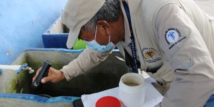 Personal de salud inspeccionó hogares y apoyó con fumigaciones para eliminar el dengue. /Foto: MSPAS.