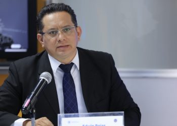 El director del Insivumeh explica la afección de las lluvias en áreas donde hubo incendios. /Foto: Gilber García.