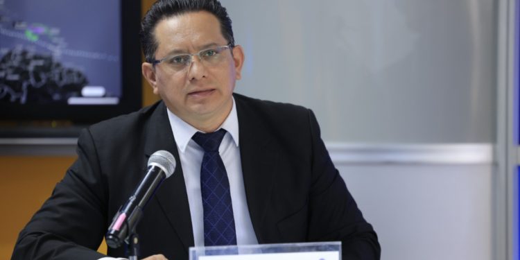 El director del Insivumeh explica la afección de las lluvias en áreas donde hubo incendios. /Foto: Gilber García.