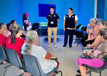 Comadronas conocieron medidas de prevención del dengue. /Foto: MSPAS.
