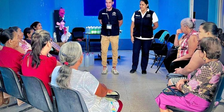 Comadronas conocieron medidas de prevención del dengue. /Foto: MSPAS.