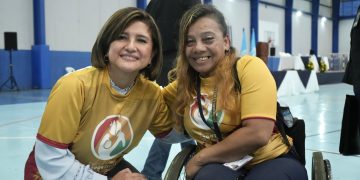 La vicepresidenta Karin Herrera compartió con participantes de los Encuentros Deportivos 2024. /Foto: Vicepresidencia de la República