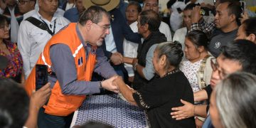 María Luisa Morales López, bisabuela de las pequeñas fallecidas, en derrumbe de Pastores, Sacatepéz, expresa su dolor al Presidente Arévalo. /Foto: Byron de la Cruz.