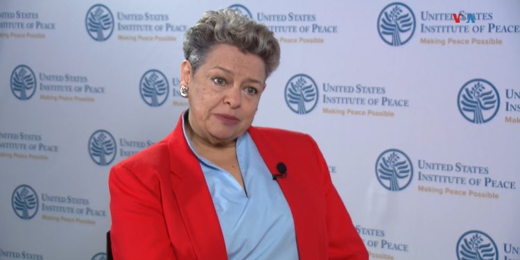 La primera dama, doctora Lucrecia Peinado compartió sus metas para contribuir al desarrollo y empoderamiento de los jóvenes, en una entrevista con La Voz de América. /Foto: captura La Voz de América.