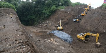 Trabajos de reparación en la autopista Palín-Escuintla. Personal ha logrado excavar 22 metros. /Foto: Bayron de la Cruz.