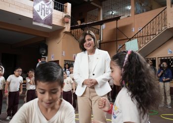 La vicepresidenta Herrera compartió con estudiantes de la Escuela Particular Mixta Justo Rufino Barrios en Izabal. /Foto: Vicepresidencia de la República.