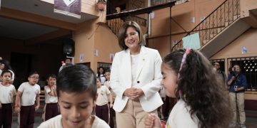 La vicepresidenta Herrera compartió con estudiantes de la Escuela Particular Mixta Justo Rufino Barrios en Izabal. /Foto: Vicepresidencia de la República.