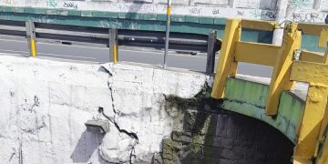 Grietas en paso a desnivel Lomas del Norte de la zona 17 capitalina. /Foto: Conred.