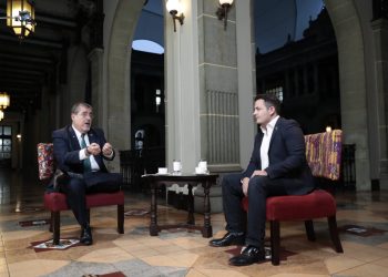 Presidente Arévalo y Samuel Pérez Álvarez dialogando sobre el estado de calamidad con la población. / Foto: Daniel Ordóñez.