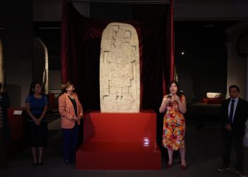 Develación de la Estela 24 Señora Seis Cielo. / Foto: Mariano Macz.