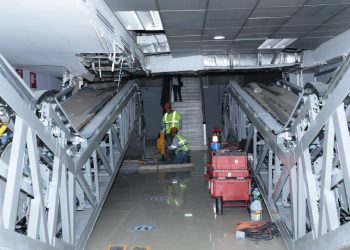 Retiran gradas del Aeropuerto Internacional La Aurora. / Foto: Daniel Ordoñez.