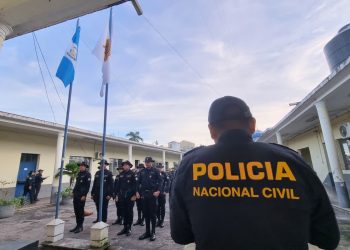 Altos mandos y agentes de la policía realizaron los honores a la bandera nacional. / Foto: PNC.