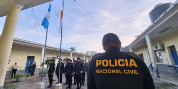 Altos mandos y agentes de la policía realizaron los honores a la bandera nacional. / Foto: PNC.