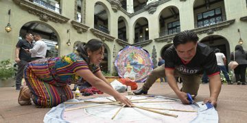 Los esposos Sulá elaboran barriletes gigantes. / Foto: Byron De la Cruz.