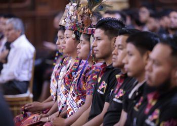 Representantes de los artesanos barrileteros de Sumpango y Santiago, Sacatepéquez. / Foto: Noé Pérez.