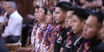 Representantes de los artesanos barrileteros de Sumpango y Santiago, Sacatepéquez. / Foto: Noé Pérez.