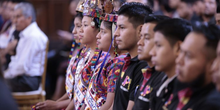 Representantes de los artesanos barrileteros de Sumpango y Santiago, Sacatepéquez. / Foto: Noé Pérez.