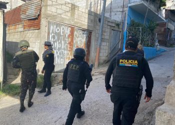 Capturan a presunto pandillero que disparó contra PNC y MP durante allanamientos en zona 5