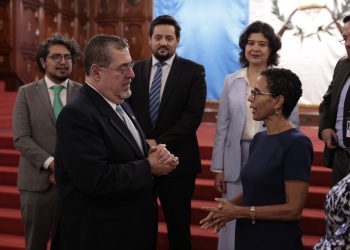 El presidente Arévalo saluda a la presidenta de la CIDH, Roberta Clarke. /Foto: Noé Pérez.