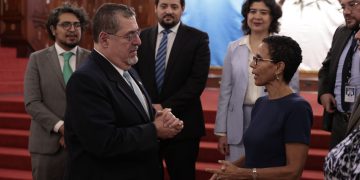 El presidente Arévalo saluda a la presidenta de la CIDH, Roberta Clarke. /Foto: Noé Pérez.