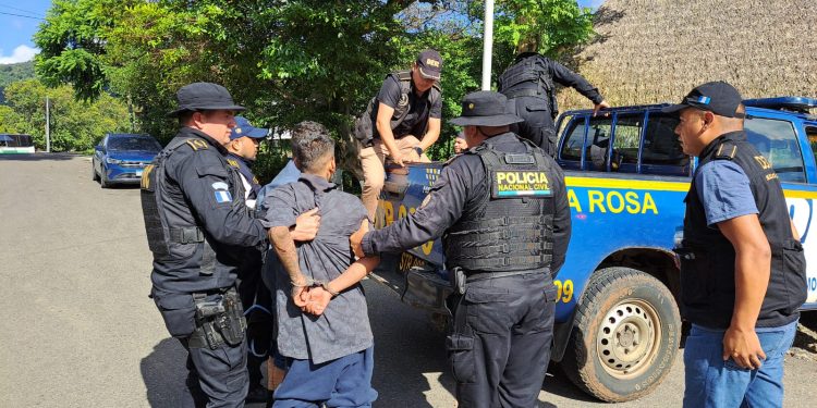 Capturan a dos hombres por femicidio y secuestro de la hija de uno de ellos. / Foto: PNC.