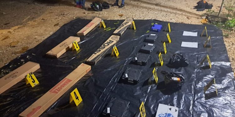 Incautan armas a mujeres en Petén. / Foto: PNC.