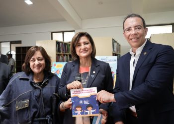 Autoridades participan en la reapertura de la Biblioteca del Banguat en San Martín Jilotepeque. /Foto: Vicepresidencia de la República.