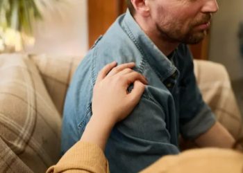 Expertos comparten que al apoyar emocionalmente a una persona es importante escuchar sus necesidades. /Foto: Ilustración.