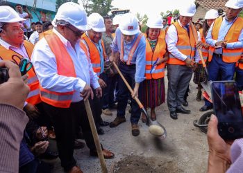 Colocan la primera piedra del tramo carretero entre Quiché y Totonicapán. /Foto: CIV.