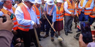 Colocan la primera piedra del tramo carretero entre Quiché y Totonicapán. /Foto: CIV.