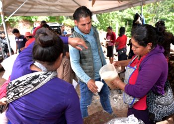 Las huehuetecas madrugan diariamente para preparar la comida. El alimento es para los refugiados y el batallón de soldados. /Foto: Byron de la Cruz.