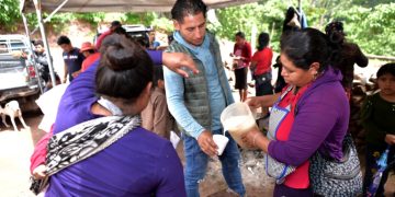 Las huehuetecas madrugan diariamente para preparar la comida. El alimento es para los refugiados y el batallón de soldados. /Foto: Byron de la Cruz.