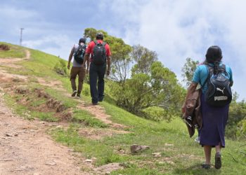 Familias mexicanas caminan en busca de refugio en comunidades guatemaltecas. /Foto: Byron de la Cruz.