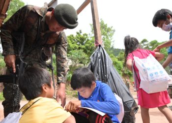 Los soldados acompañan a los más pequeños refugiados en Cuilco. /Foto: Byron de la Cruz.