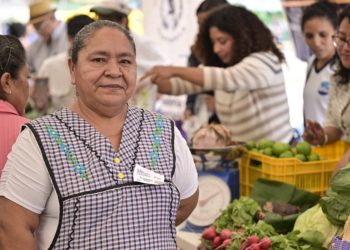 Verónica García ofreció sus productos en la Feria del Agricultor. /Foto: Álvaro Interiano.