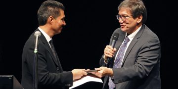 El Director general y cofundador de la Fundación Gabo, Jaime Abello Banfi (d), entrega el "Reconocimiento a la Excelencia" a José Carlos Zamora, hijo del periodista José Rubén Zamora Marroquín.