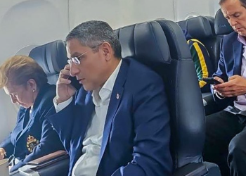 Mireya Moscoso, expresidenta de Panamá (izquierda); Jorge Quiroga, expresidente de Bolivia (derecha), y Eduardo Quiros, excandidato a presidente de Panamá (centro), entre los funcionarios que pretendían viajar a Venezuela. / Foto: Cuenta de X de la exvicepresidenta de Colombia Marta Lucía Ramírez (@mluciaramirez).