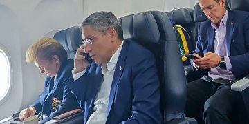 Mireya Moscoso, expresidenta de Panamá (izquierda); Jorge Quiroga, expresidente de Bolivia (derecha), y Eduardo Quiros, excandidato a presidente de Panamá (centro), entre los funcionarios que pretendían viajar a Venezuela. / Foto: Cuenta de X de la exvicepresidenta de Colombia Marta Lucía Ramírez (@mluciaramirez).